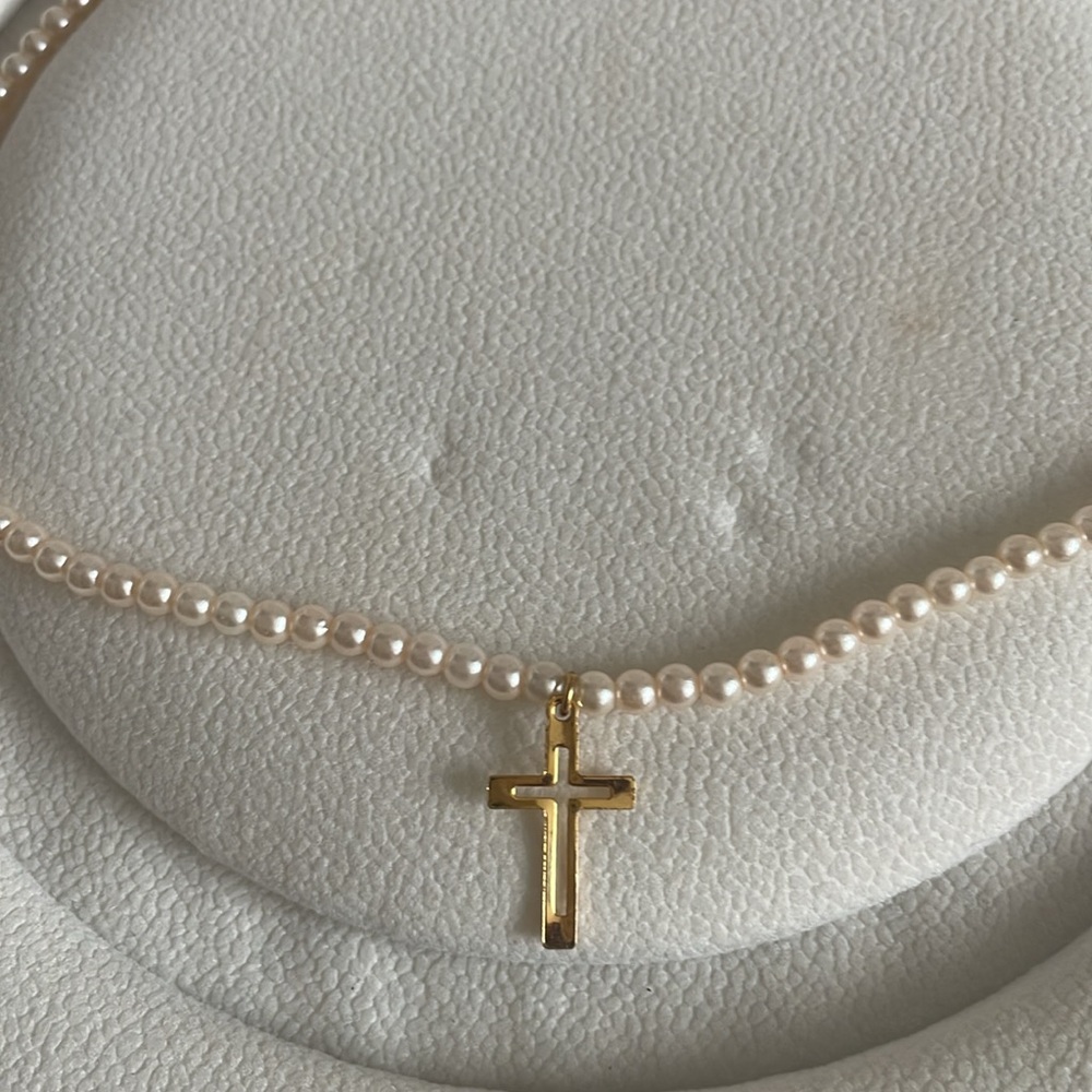 Beautiful necklace with cross pendant - Picture 2 of 5